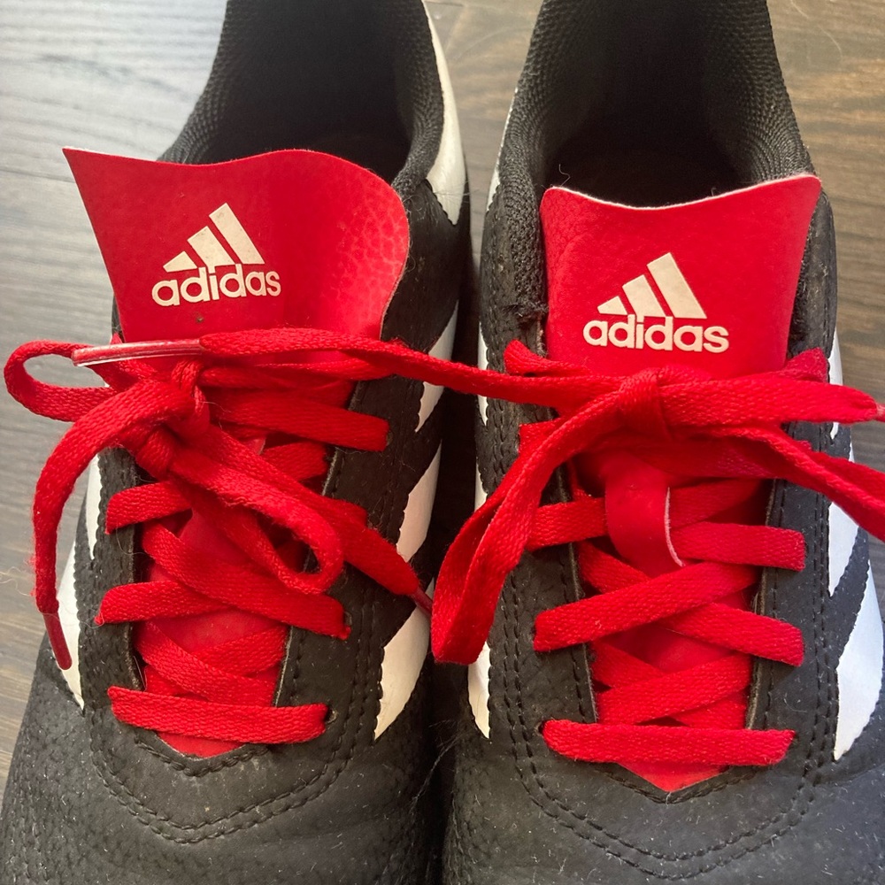 Men’s/Boys Adidas soccer shoes. Size 6.